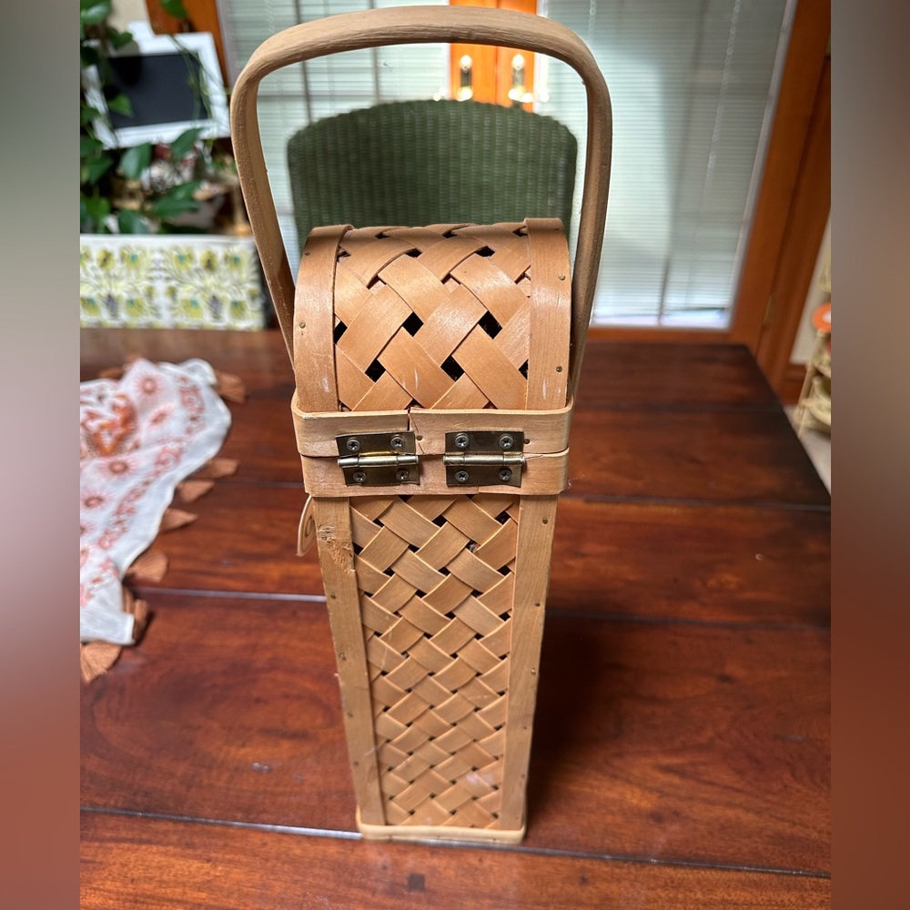 Wine basket carrier storage wide handle  container wicker weaved latched NWT